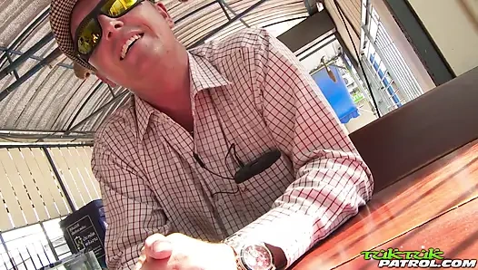 Taylandlı tatlı kız bacaklarını geniş açıyor