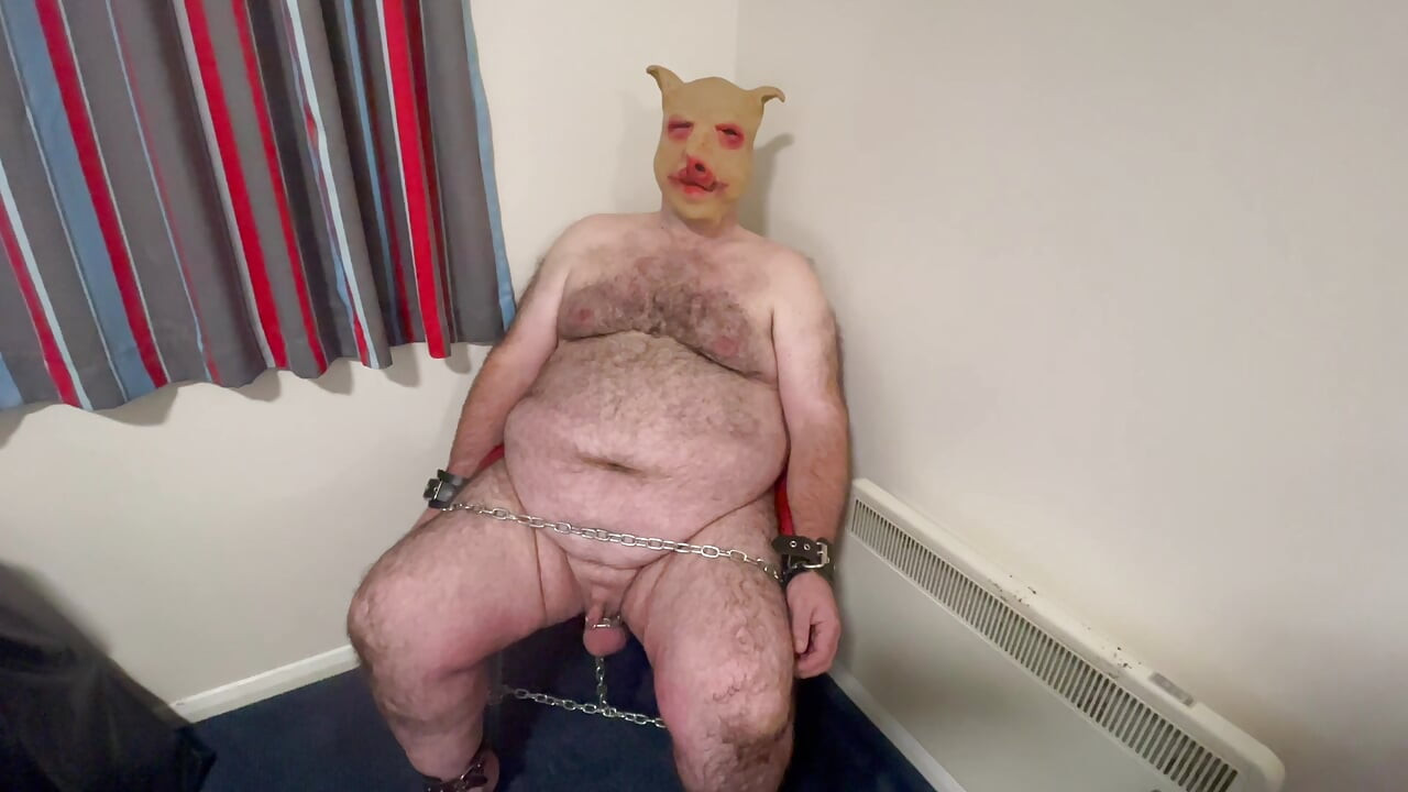 Domina Satana se brije dok svinjasto gleda!