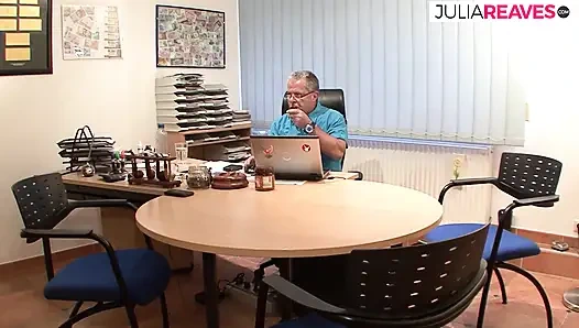 Sarışın orta yaşlı seksi kadın büyük bir yarak emdikten sonra sert sikişiyor