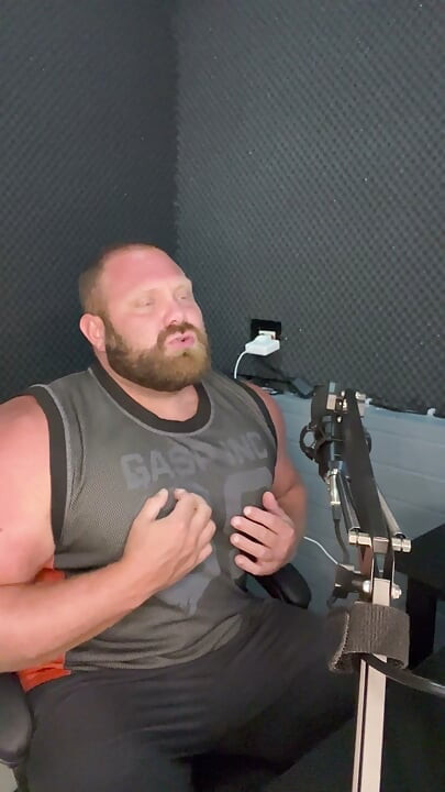 Daddy musculoso te pega espiando