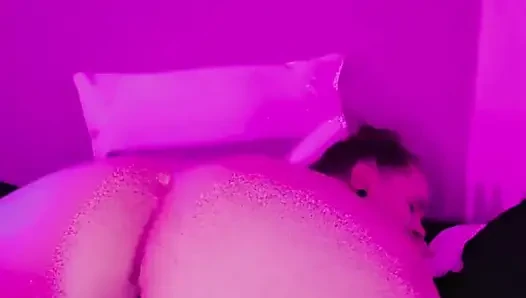 Cewek semok ini lagi asik muasin memeknya pakai mesin seks