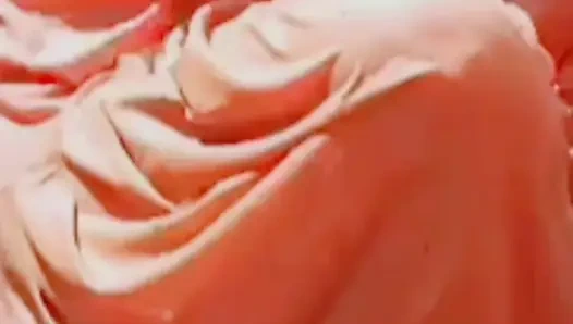 Beim baden nimmt die dorffrau nackt ein bad, nachdem sie sich komplett ausgezogen hat