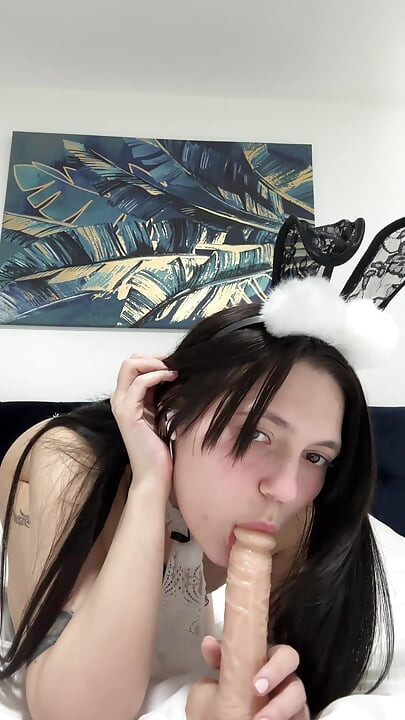 Genç Paskalya tavşanı kız yatakta mastürbasyon yapıyor