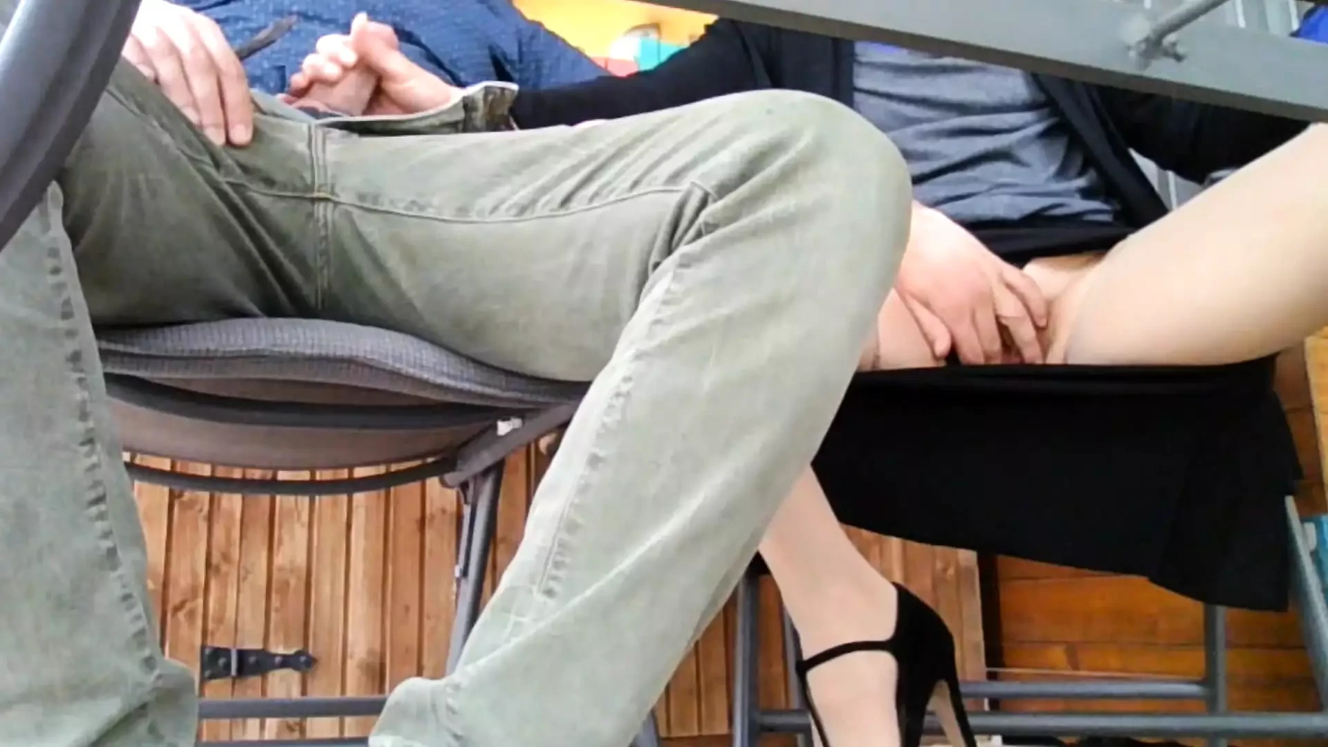 Unter dem Tisch. Die betrügende ehefrau lädt den nachbarn zu einem drink ein und reitet ihn