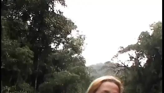 Pantat bahenol cewek seksi spanyol ini dientot habis-habisan di pinggir sungai sampai dicrot di muka