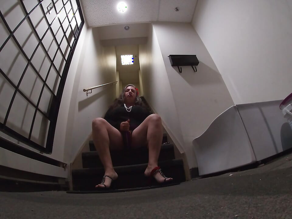 淫荡的CD独自在户外，然后进屋自慰