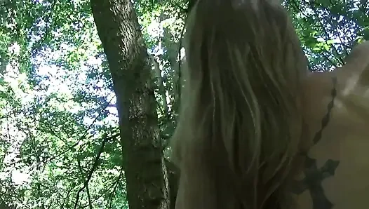 В хороший жаркий летний день Melody Pleasure и Cheffie иди в лес, что там будет?