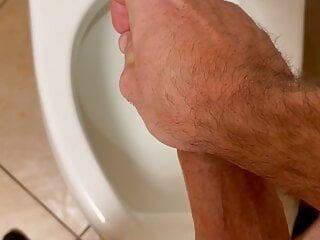 Masturbación pública en el baño con corrida