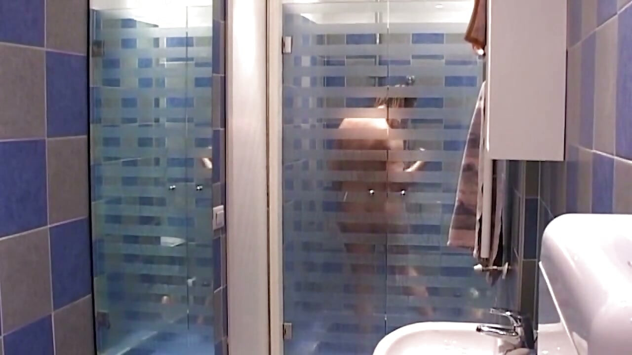 Bobocul de trandafir care picură al brunetei mature se întinde larg în dur cu degetele