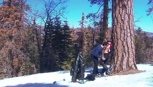 Чудесную крошку с большими сиськами выебали на улице