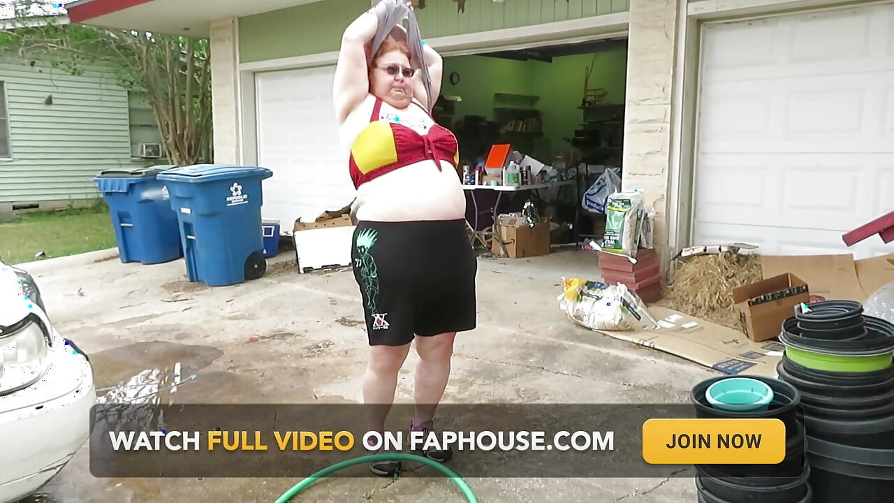 Seksi zrela debela crvenokosa medicinska sestra Vicki pere svoj auto!