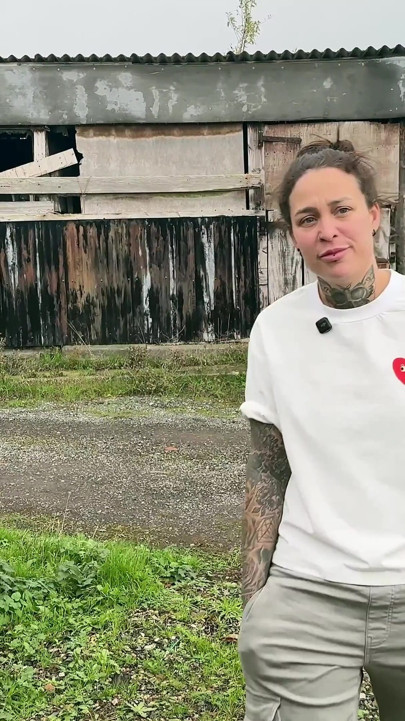 Valentina Boux ezilmiş otobüste ilk kez biniyor