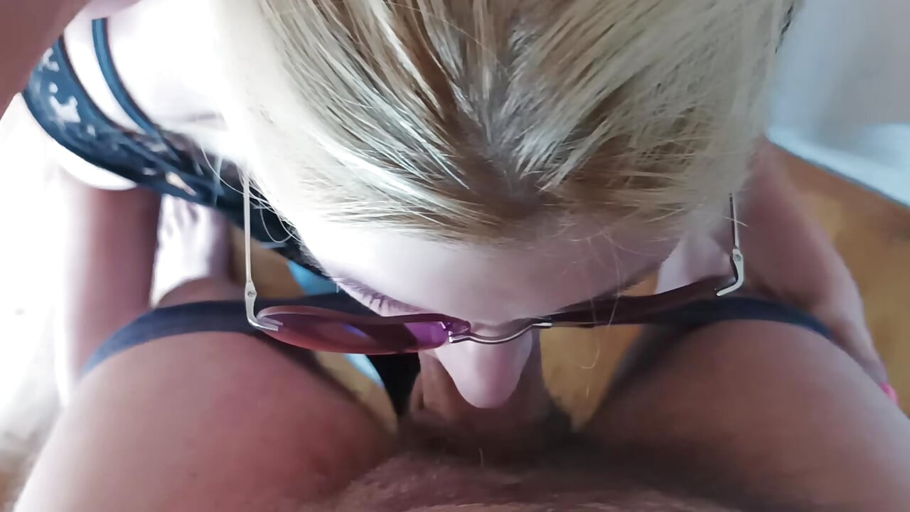Echte eigengemaakte diep in keel pijpbeurt sperma in de mond slikken compilatie