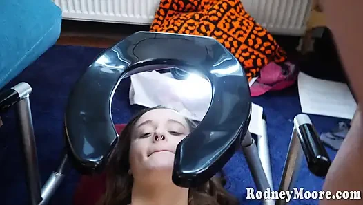 Симпатичная скрытая задница поедает королеву очко со шлепаньем