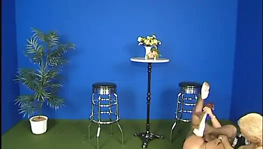 Reife schlampe bekommt es auf zwei schwänze, einen nach einem