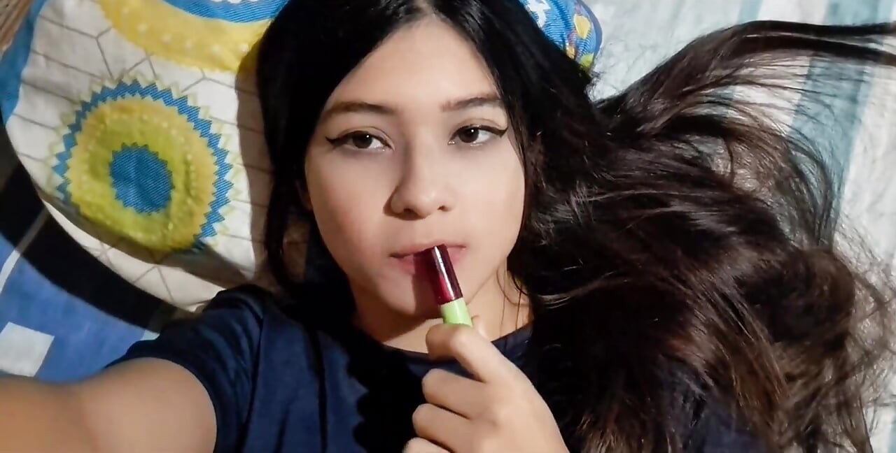 Girl Gets Hot and Shows off Her Big Ass