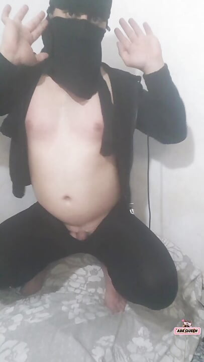 아랍계 미스트리스 Ladyboy Salma가 가슴을 거칠게 가지고 놀아