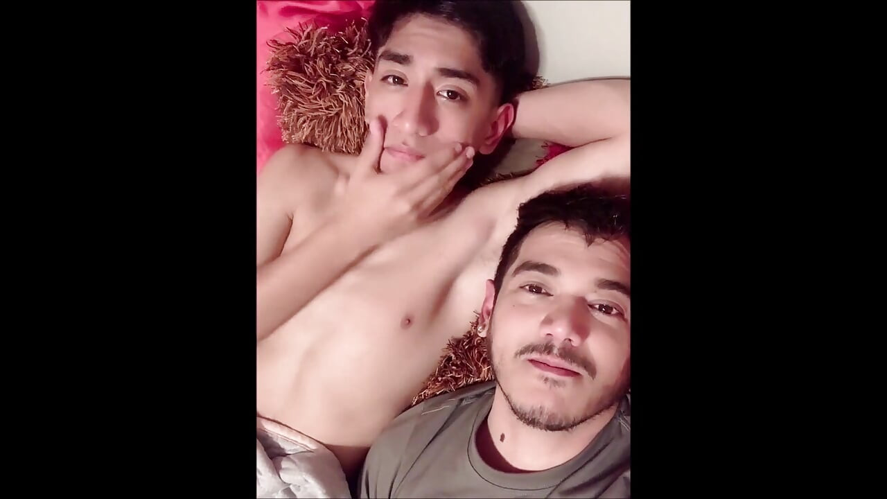 Tatlı str8 yatakta güzel bir sakso çekiyor