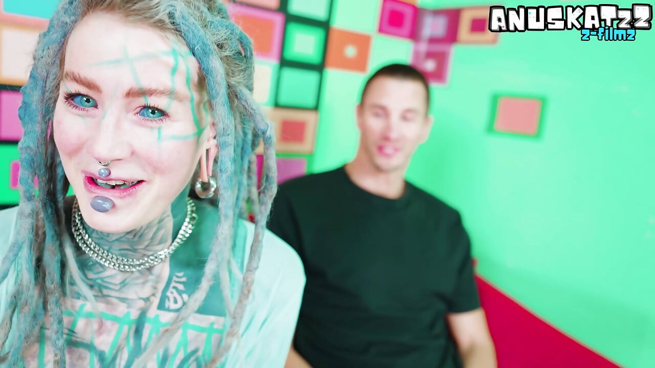 ALT pornohvězda testuje velký bílý péro na gauči na castingu - ATM, Deepthroat, výstřik na obličej