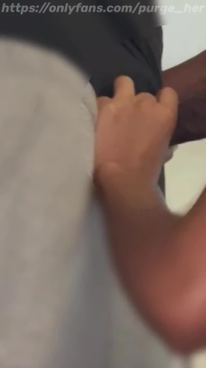 Očaravajući trenutak iz "Jebem je u grlo svaki dan. Ona rado pije moju spermu svaki put kada mi popuši."