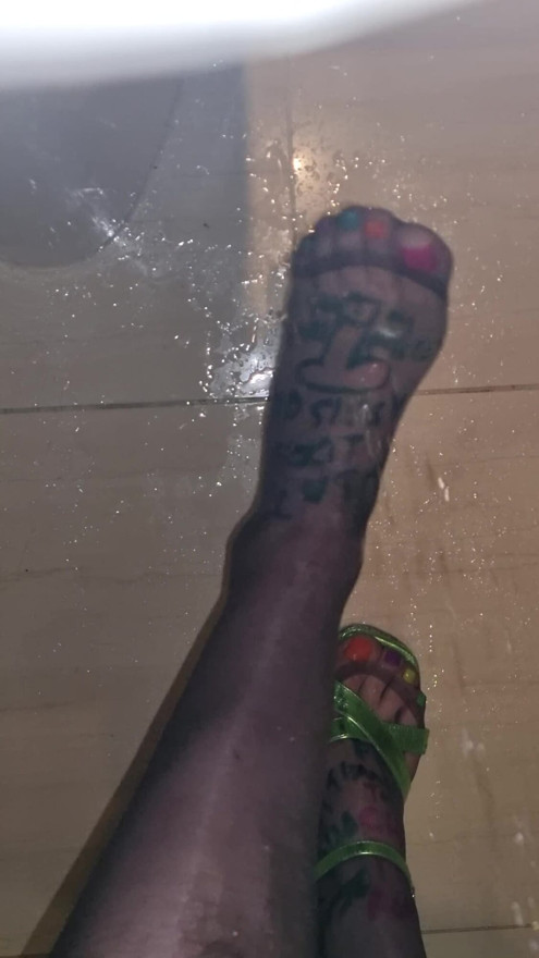 Quick splash of pee on my slutty feet, let me know if you find this hot