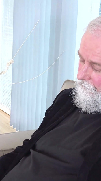 Seksi sobarica čisti kurac svog starog gospodara svojim slatkim ustima