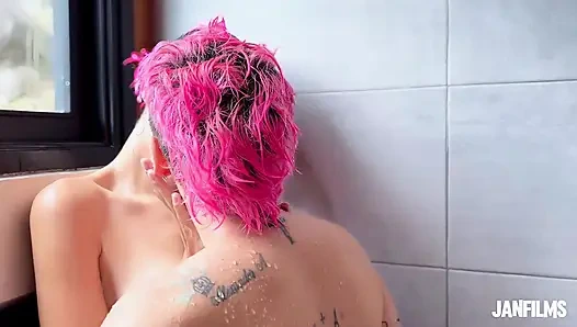 Ateşli duş! Küçük parmaklarını amcığıma sokuyorsun aşkım