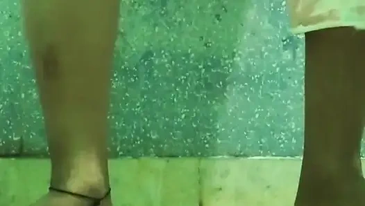 Indische ehefrau pisst und zeigt rosa muschi