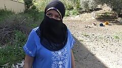 अमेरिकी सैनिक अपनी गांड में इराकी मुस्लिम पत्नी को चोदता है