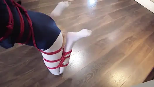 Mz31 - kırmızı iple bağlı ve askıya alınan bir kız orgazm oluyor.