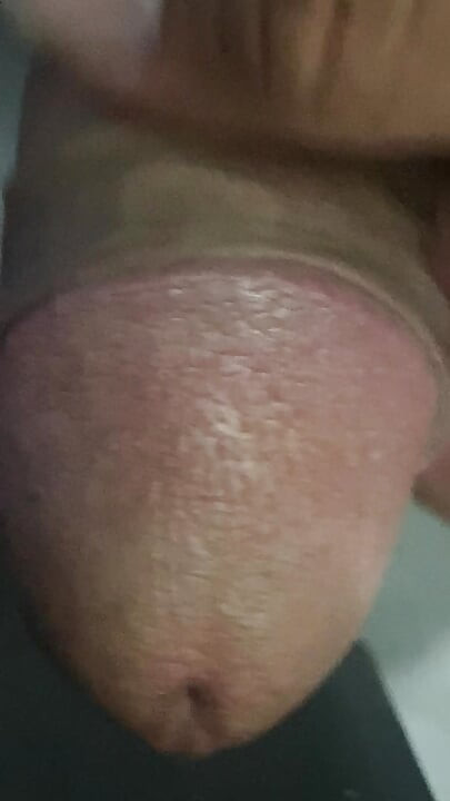 No banheiro, tinha um pau que estava ficando duro, só sabendo aguentar, sem ter que fazer nada