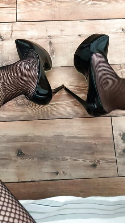 فاحشه داغ با جوراب های تور دار