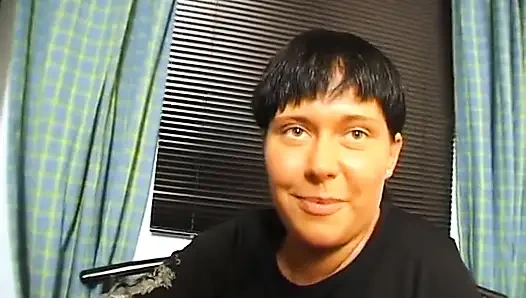 Pelacur brunette masturbasi sebelum memberikan blowjob yang luar biasa