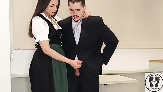 Geleneksel Avusturyalı dirndl giyiyor ve onu sıvazladı