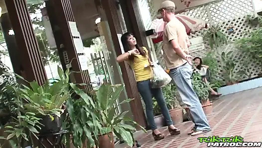 Dünne thailändische asiatin in beide löcher gefickt