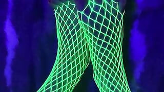 穿着绿色霓虹灯渔网的长脚小亚洲脚