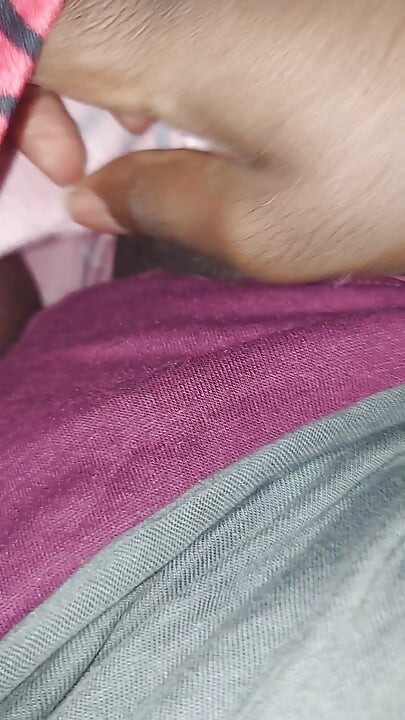 抚摸我湿漉漉的阴户