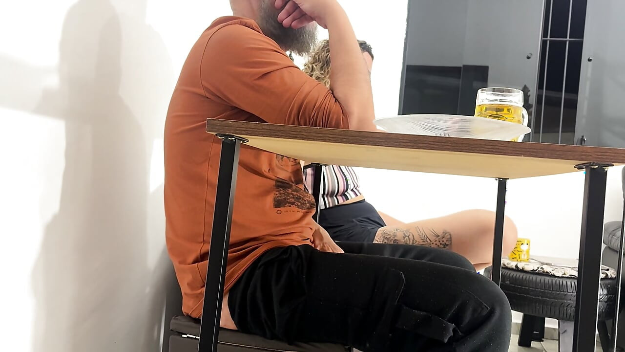 בת חורגת שובבה מאוננת, עושה מציצה ובולעת הכל.