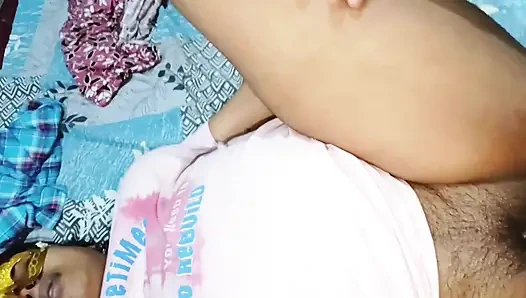 Индийская пухлая бхабхи пососала хуй и наполнила ее киску сливками