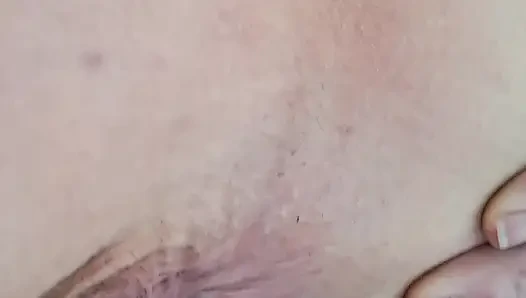 Weiße MILF Pisse auf ihre Füße sowie Anal- und Vaginaleinsatz