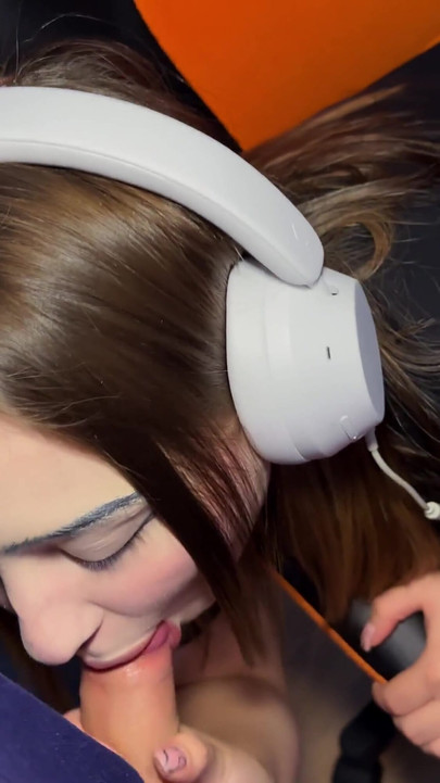 Emotional moment from "Altgirl made a gift for her top donator in Genshin Impact"