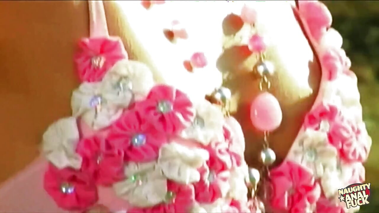 精液从这个荡妇的脸上倒下, 她的男人把精液射在她身上