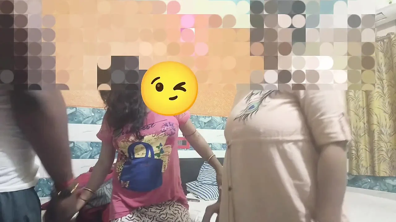 在加尔各答做爱前的3PNACKED舞蹈