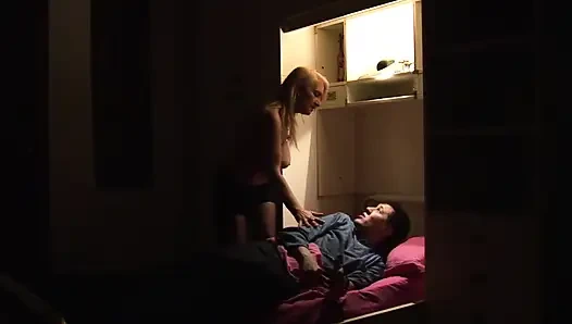 İri göğüslü üvey anne üvey oğlunun yarağını çok iyi idare ediyor