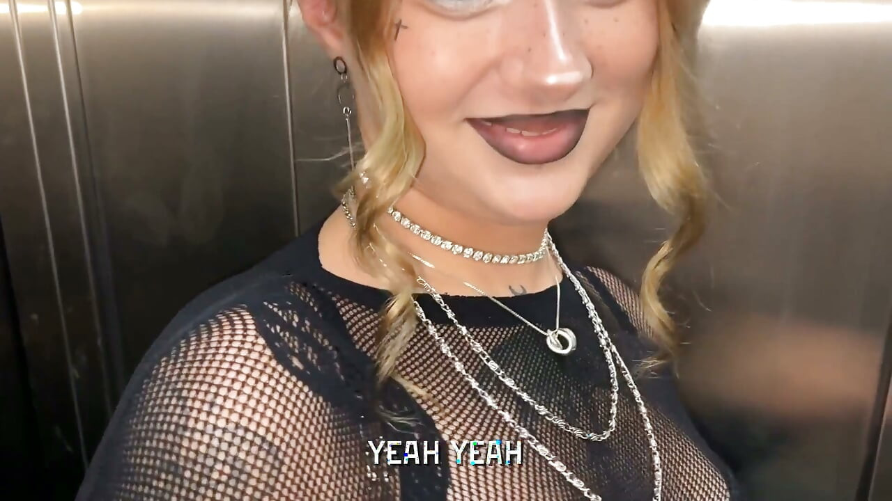 Alt Girl Ready Готова Трахаться Ради Банка Энергетического Питья.