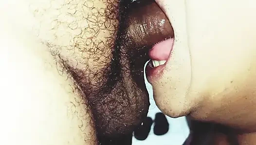 Tante seksi ini menjanjikan nyepong kontol terbaik yang pernah ada.