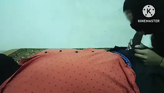 Ehemann und ehefrau haben romantischen sex im schlafzimmer