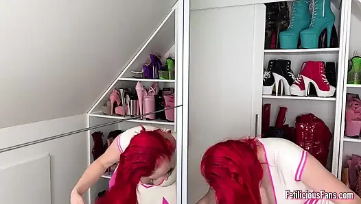 Yeni kadın maskeyi deniyor