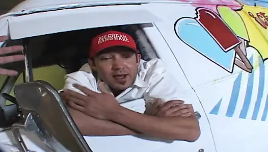 Süße cheerleaderin wird geknallt und in den mund gespritzt