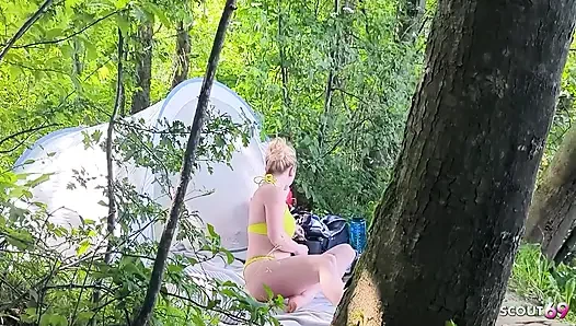 Alman sarışın kız Mia Adler yakalandıktan sonra halka açık plajda yabancıya bakış açısıyla sikişiyor